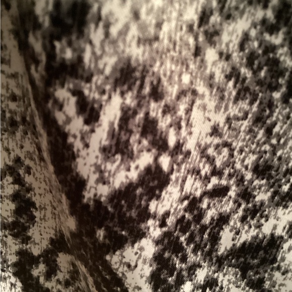 Kenneth Cole Reaction Large sleeveless animal print top black and white NWT - Picture 3 of 4